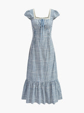 Şık Ekoseli Elbise ile Zarif Dantel Paneller