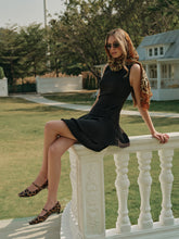 Şık Kolsuz Volanlı Kısa Elbise Düğme Detaylı