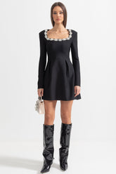 Kare Yakalı ve Gümüş Çiçek Detaylı Zarif Elbise