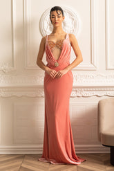 Derin Yakalı ve Dekoratif Broş Aksanlı Zarif Elbise