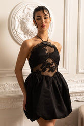 Fırfırlı Etekli ve Şeffaf Çiçekli Dantel Desenli Mini Elbise