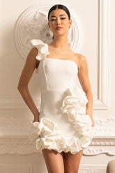 Fırfırlı Etek Ucu ve Omuz Askılı Çiçek Desenli Mini Elbise – Beyaz