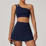 Kesikli Tek Omuzlu Spor Sütyeni ve Önden Yırtmaçlı Etek