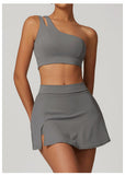 Kesikli Tek Omuzlu Spor Sütyeni ve Önden Yırtmaçlı Etek