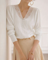 Beyaz V Yaka İnci Düğmeli Kazak