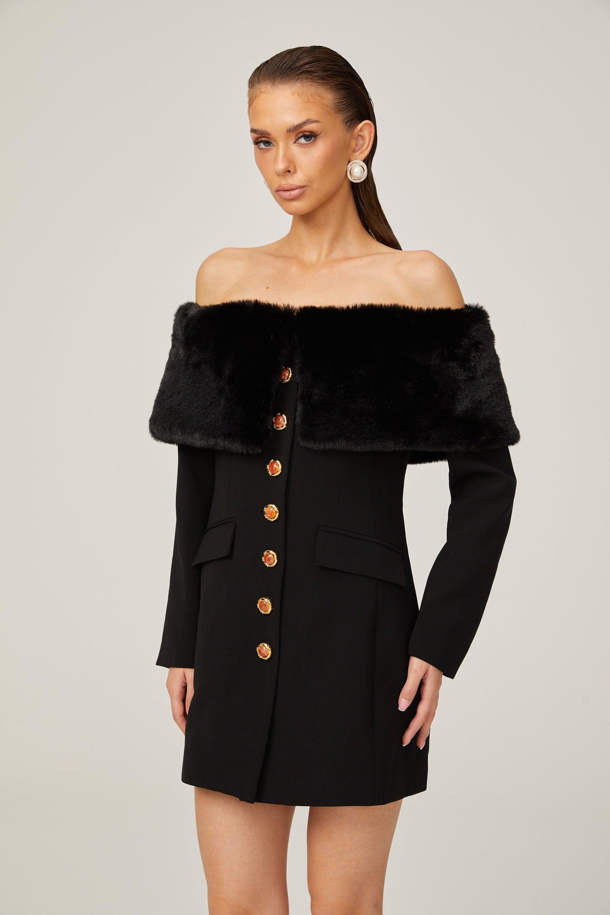 Velvet Allure Kürk Detaylı Düğme Tasarımlı Mini Elbise