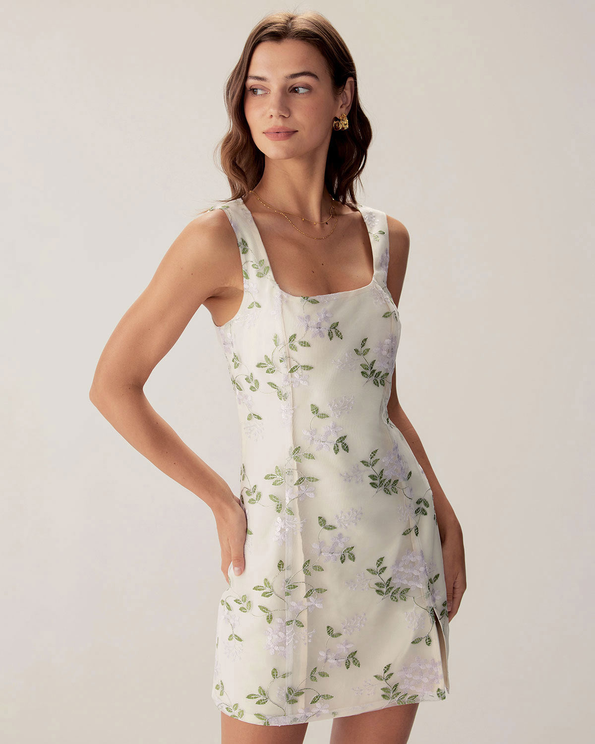 Sueña™ Bej Kare Yaka Nakışlı Yırtmaçlı Slip Mini Elbise