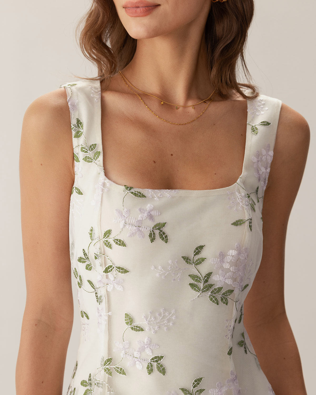 Sueña™ Bej Kare Yaka Nakışlı Yırtmaçlı Slip Mini Elbise
