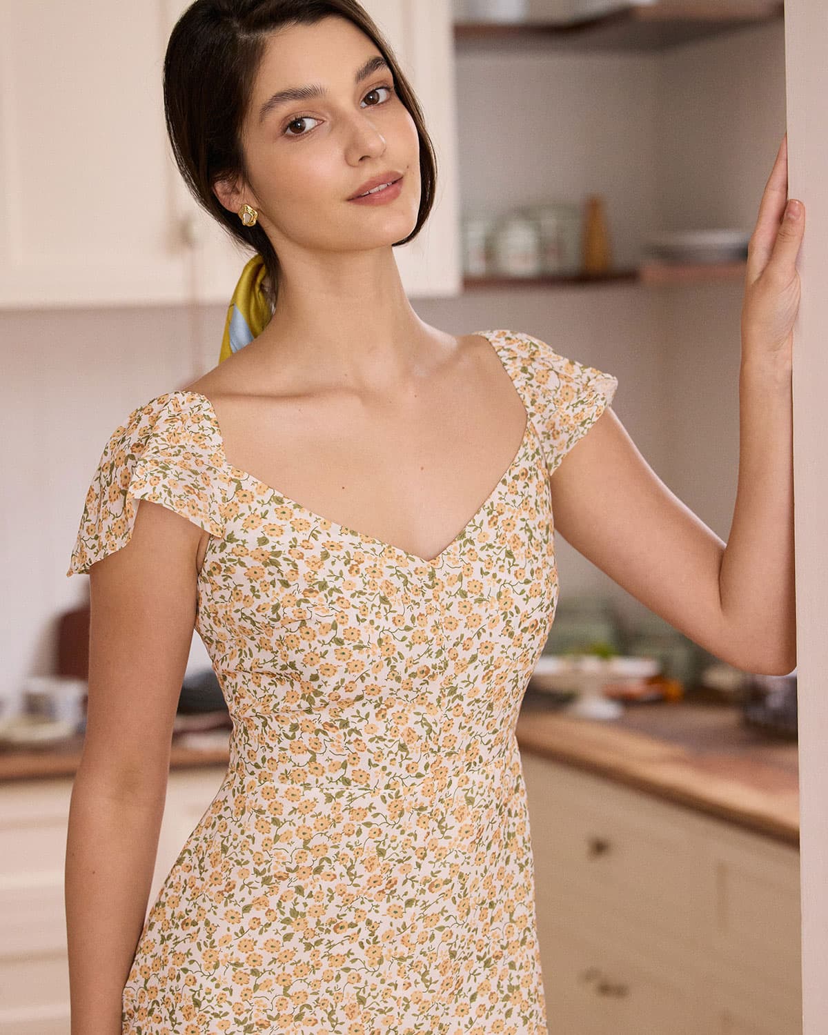 Sueña™ Sarı V Yaka Çiçek Yırtmaçlı Midi Elbise