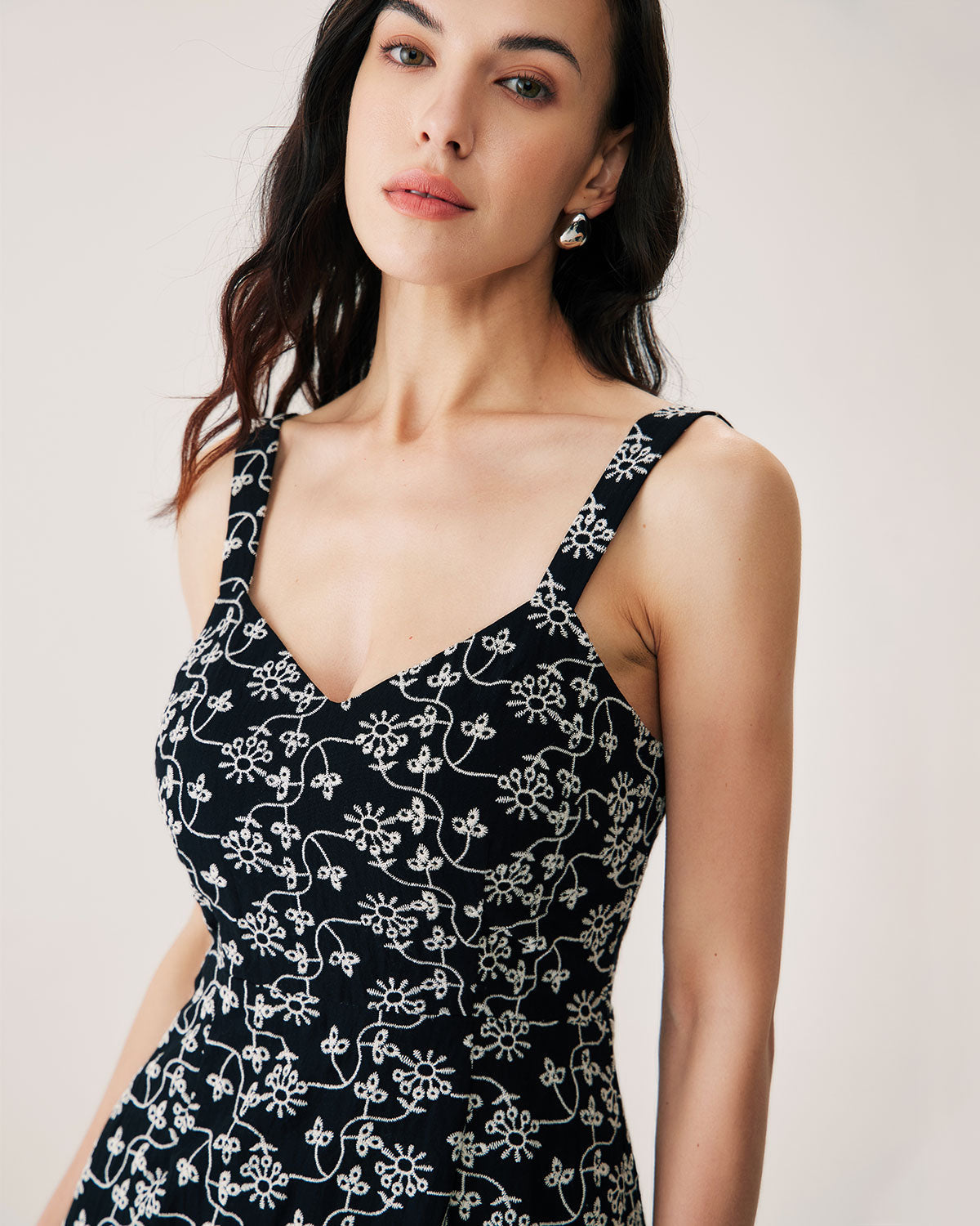 Sueña™ Siyah Çiçek Nakışlı Slip Midi Elbise